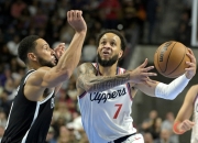 包含西蒙斯复出首战，火箭状态火爆，命运悬念成为焦点！的词条